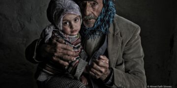 فوتوغرافيا – الأبُ المكلوم .. ورصاصات العتاب القاسية