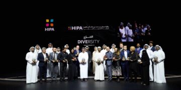 سمو الشيخ منصور بن محمد بن راشد آل مكتوم يُكّرّم الفائزين بموسم “التنوّع”