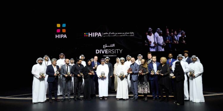 سمو الشيخ منصور بن محمد بن راشد آل مكتوم يُكّرّم الفائزين بموسم “التنوّع”